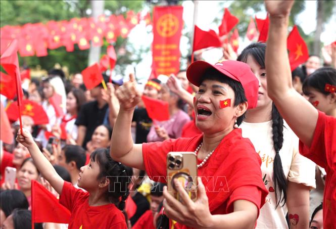 Biển người với màu cờ đỏ sao vàng tại khu vực ngã tư Hùng Vương - Trần Phú chờ xem màn tổng hợp luyện diễu binh, diễu hành A80 lần thứ 2. Ảnh: Văn Điệp - TTXVN