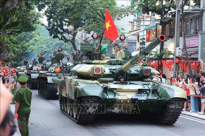 Khối xe Tăng thiết giáp cơ động đến nơi tập kết. Ảnh: An Đăng - TTXVN