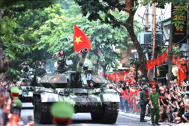 Khối xe Tăng thiết giáp cơ động đến nơi tập kết. Ảnh: An Đăng - TTXVN