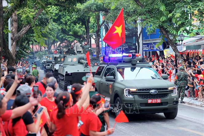 Khối xe Pháo binh cơ động đến nơi tập kết. Ảnh: An Đăng - TTXVN
