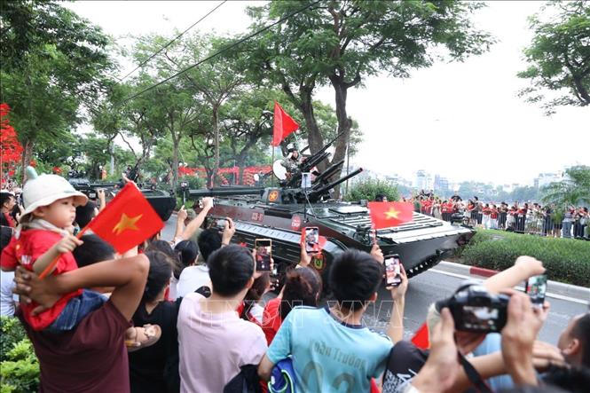 Các lực lượng tham gia tổng hợp luyện diễu binh, diễu hành A80 lần thứ 2 đã vào vị trí, sẵn sàng cho buổi tổng hợp luyện được thành công. Ảnh: TTXVN