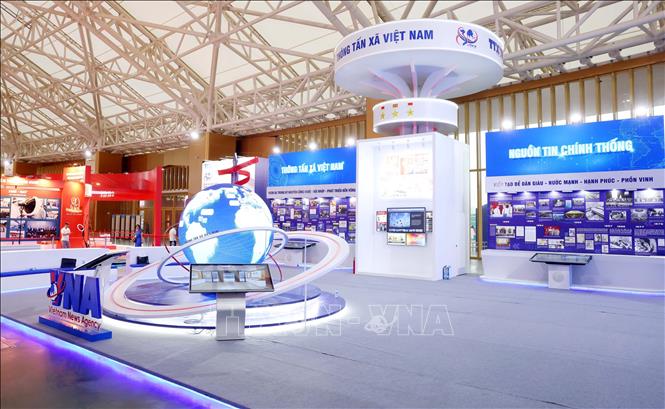 Khu trưng bày giới thiệu hành trình 80 năm cơ quan thông tấn quốc gia ra đời, xây dựng, phát triển và đồng hành cùng đất nước, với thông điệp “Nguồn tin chính thống - Dòng tin chủ lực”. Ảnh: Phạm Kiên - TTXVN