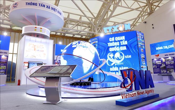 Khu trưng bày giới thiệu hành trình 80 năm cơ quan thông tấn quốc gia ra đời, xây dựng, phát triển và đồng hành cùng đất nước, với thông điệp “Nguồn tin chính thống - Dòng tin chủ lực”. Ảnh: Phạm Kiên - TTXVN