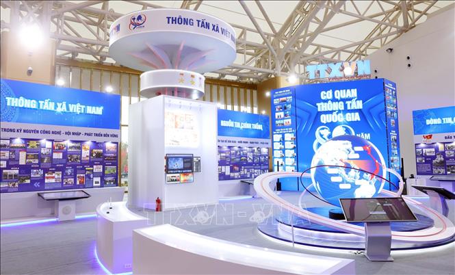 Khu trưng bày giới thiệu hành trình 80 năm cơ quan thông tấn quốc gia ra đời, xây dựng, phát triển và đồng hành cùng đất nước, với thông điệp “Nguồn tin chính thống - Dòng tin chủ lực”. Ảnh: Phạm Kiên - TTXVN