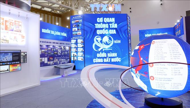 Khu trưng bày giới thiệu hành trình 80 năm cơ quan thông tấn quốc gia ra đời, xây dựng, phát triển và đồng hành cùng đất nước, với thông điệp “Nguồn tin chính thống - Dòng tin chủ lực”. Ảnh: Phạm Kiên - TTXVN
