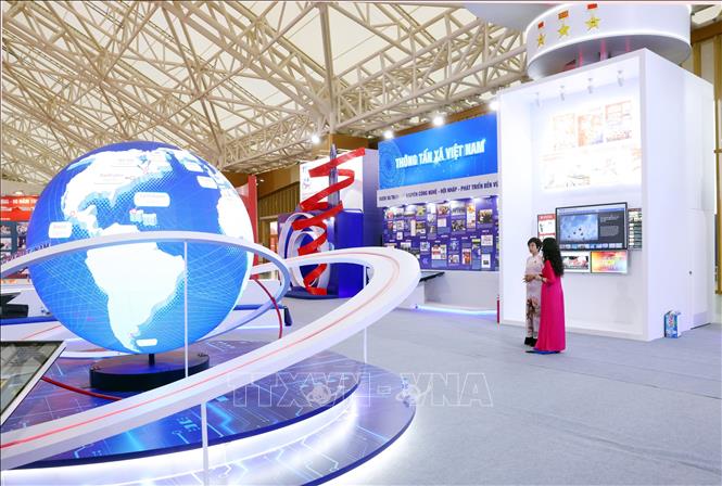 Khu trưng bày giới thiệu hành trình 80 năm cơ quan thông tấn quốc gia ra đời, xây dựng, phát triển và đồng hành cùng đất nước, với thông điệp “Nguồn tin chính thống - Dòng tin chủ lực”. Ảnh: Phạm Kiên - TTXVN