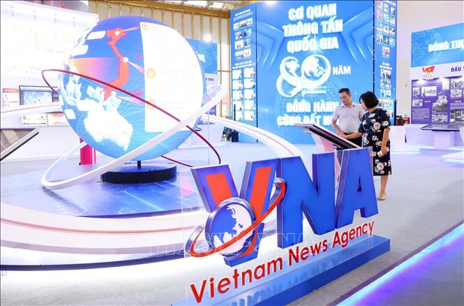 Khu trưng bày giới thiệu hành trình 80 năm cơ quan thông tấn quốc gia ra đời, xây dựng, phát triển và đồng hành cùng đất nước, với thông điệp “Nguồn tin chính thống - Dòng tin chủ lực”. Ảnh: Phạm Kiên - TTXVN
