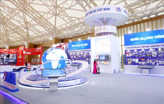 Khu trưng bày giới thiệu hành trình 80 năm cơ quan thông tấn quốc gia ra đời, xây dựng, phát triển và đồng hành cùng đất nước, với thông điệp “Nguồn tin chính thống - Dòng tin chủ lực”. Ảnh: Phạm Kiên - TTXVN