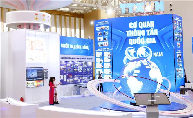 Khu trưng bày của TTXVN giới thiệu hành trình 80 năm cơ quan thông tấn quốc gia ra đời, xây dựng, phát triển và đồng hành cùng đất nước, với thông điệp “Nguồn tin chính thống - Dòng tin chủ lực”. Ảnh: Phạm Kiên - TTXVN