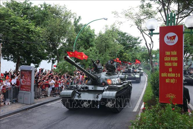 Khối xe Tăng thiết giáp cơ động đến nơi tập kết trên đường Thanh Niên. Ảnh: Quốc Khánh - TTXVN