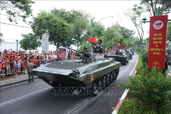 Khối xe Tăng thiết giáp cơ động đến nơi tập kết trên đường Thanh Niên. Ảnh: Quốc Khánh - TTXVN