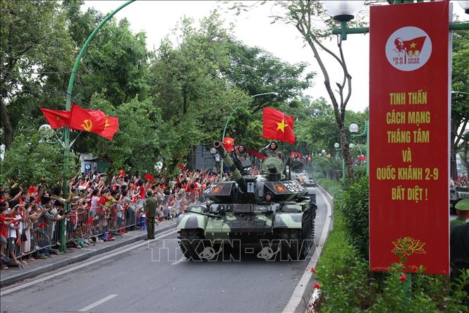 Khối xe Tăng thiết giáp cơ động đến nơi tập kết trên đường Thanh Niên. Ảnh: Quốc Khánh - TTXVN