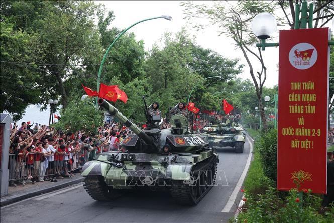 Khối xe Tăng thiết giáp cơ động đến nơi tập kết trên đường Thanh Niên. Ảnh: Quốc Khánh - TTXVN