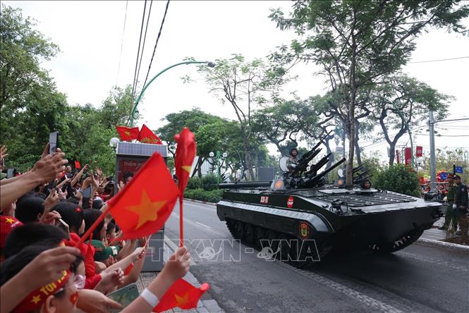 Khối xe Tăng thiết giáp cơ động đến nơi tập kết trên đường Thanh Niên. Ảnh: Quốc Khánh - TTXVN