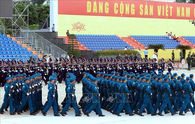 Khối lực nam Dân quân tự vệ tập luyện trước giờ hợp luyện tại Quảng trường Ba Đình trước giờ hợp luyện. Ảnh: Tuấn Anh - TTXVN