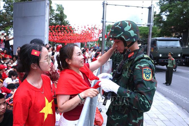 Động viên người thân - chiến sĩ tham gia diễu binh trong ngày lễ trọng đại của đất nước. Ảnh: Quốc Khánh - TTXVN