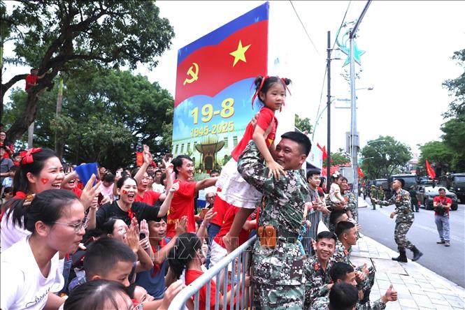 Gặp người thân trước giờ diễu binh. Ảnh: Quốc Khánh - TTXVN