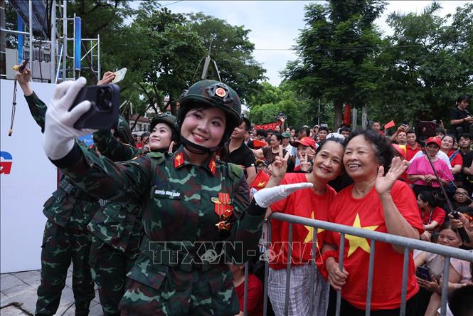 Bộ đội trong lòng dân. Ảnh: Quốc Khánh - TTXVN