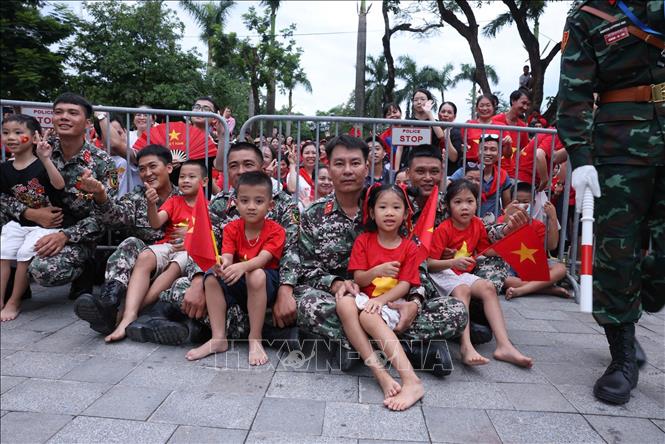 Phút thư giãn của người chiến sĩ trước giờ tổng hợp luyện. Ảnh: Quốc Khánh - TTXVN