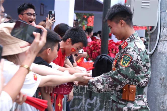 Tình quân dân. Ảnh: Quốc Khánh - TTXVN