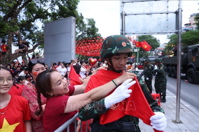 Động viên người thân - người chiến sĩ trước giờ làm nhiệm vụ. Ảnh: Quốc Khánh - TTXVN