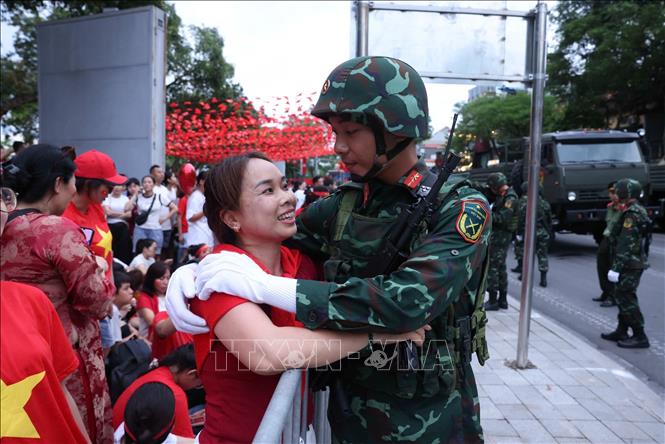 Động viên người thân - người chiến sĩ trước giờ làm nhiệm vụ. Ảnh: Quốc Khánh - TTXVN