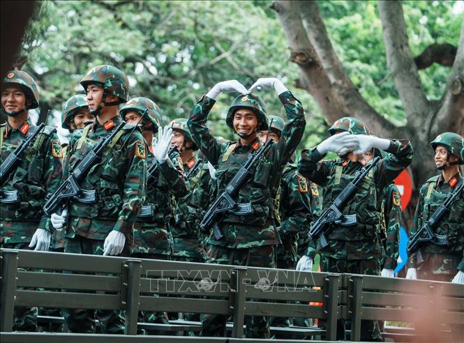 Những cử chỉ thân thiện, đáng yêu của các chiến sĩ tham gia diễu binh, diễu hành. Ảnh: Phạm Tuấn Anh - TTXVN