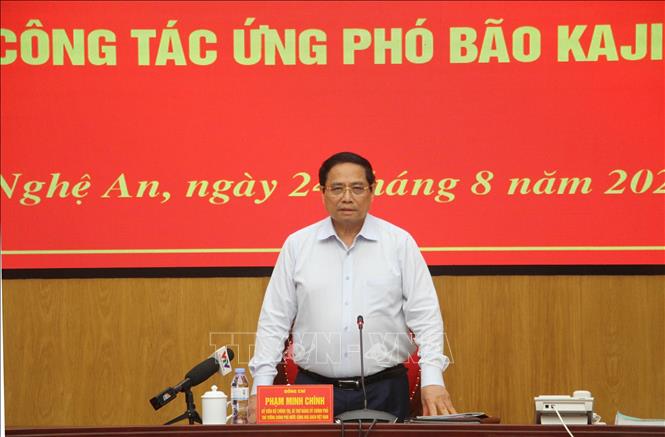 Thủ tướng Phạm Minh Chính trực tiếp chỉ đạo ứng phó bão số 5. Ảnh: Văn Tý-TTXVN