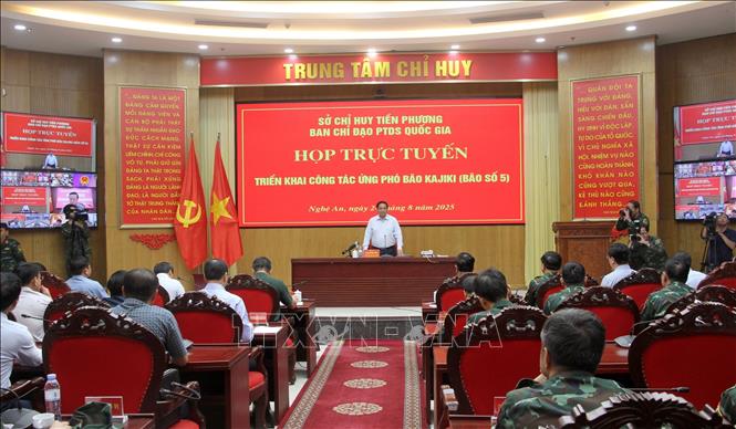 Thủ tướng Phạm Minh Chính trực tiếp chỉ đạo ứng phó bão số 5. Ảnh: Văn Tý-TTXVN