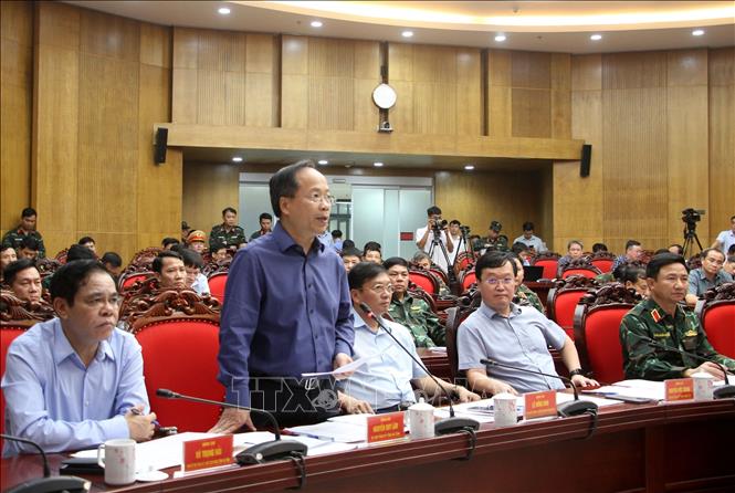 Bí thư Tỉnh ủy Hà Tĩnh Nguyễn Duy Lâm báo cáo công tác ứng phó bão số 5. Ảnh: Văn Tý-TTXVN