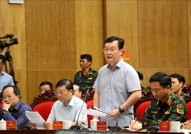Bí thư Tỉnh ủy Nghệ An Nguyễn Đức Trung báo cáo công tác ứng phó bão số 5. Ảnh: Văn Tý-TTXVN