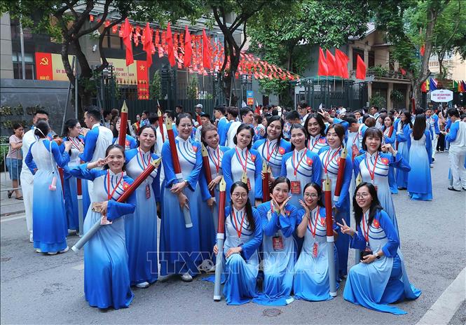 Đoàn thanh niên Thông tấn xã Việt Nam tham gia diễu hành trong Khối báo chí. Ảnh: An Đăng - TTXVN