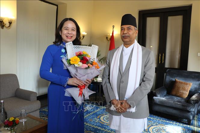 Nepali Vice President Ram Sahaya Prasad Yadav welcomes Vice State President Vo Thi Anh Xuan in Kathmandu on August 24. VNA Photo: Ngọc Thuý