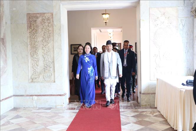 Nepali Vice President Ram Sahaya Prasad Yadav welcomes Vice State President Vo Thi Anh Xuan in Kathmandu on August 24. VNA Photo: Ngọc Thuý