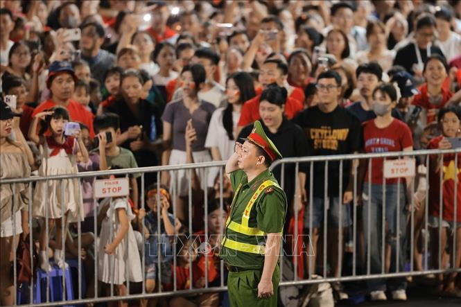 Hàng vạn người dân hát Quốc ca nhân sự kiện Tổng hợp luyện diễu binh, diễu hành lần thứ hai của sự kiện A80. Ảnh: Minh Quyết - TTXVN