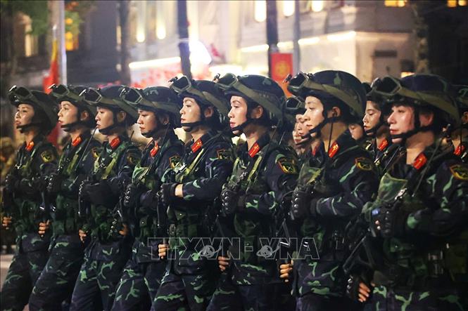 Khối nữ Chiến sĩ biệt động tham gia tổng hợp luyện. Ảnh: Văn Điệp - TTXVN