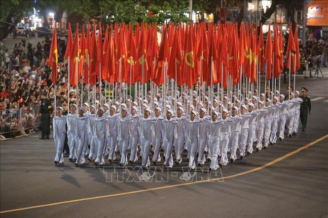 Khối cờ Đảng, cờ Tổ quốc di chuyển qua khu vực ngã tư Cửa Nam. Ảnh: Minh Quyết - TTXVN