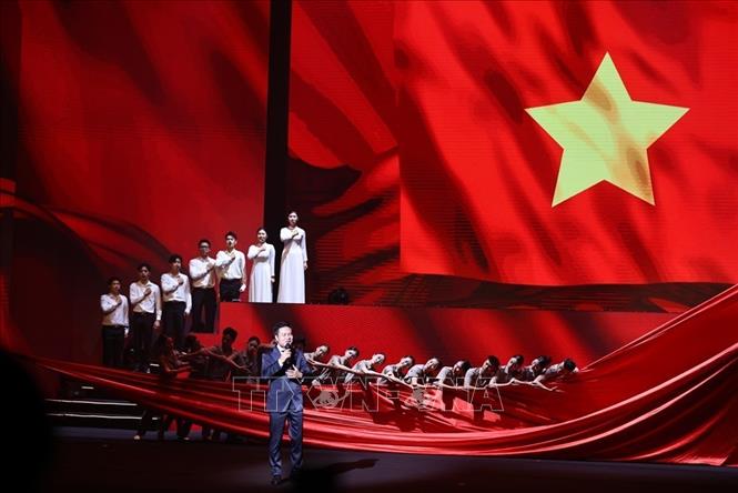 Các tiết mục ca ngợi Đảng quang vinh, Bác Hồ vĩ đại; lịch sử cách mạng hào hùng, thể hiện tinh thần quyết tâm của toàn Đảng, toàn quân, toàn dân đưa đất nước bước vào kỷ nguyên mới - kỷ nguyên vươn mình của dân tộc. Ảnh: Minh Đức – TTXVN