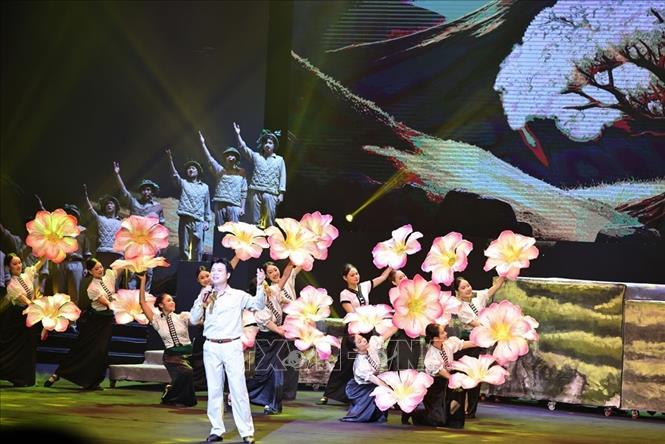 Các tiết mục ca ngợi Đảng quang vinh, Bác Hồ vĩ đại; lịch sử cách mạng hào hùng, thể hiện tinh thần quyết tâm của toàn Đảng, toàn quân, toàn dân đưa đất nước bước vào kỷ nguyên mới - kỷ nguyên vươn mình của dân tộc. Ảnh: Minh Đức – TTXVN
