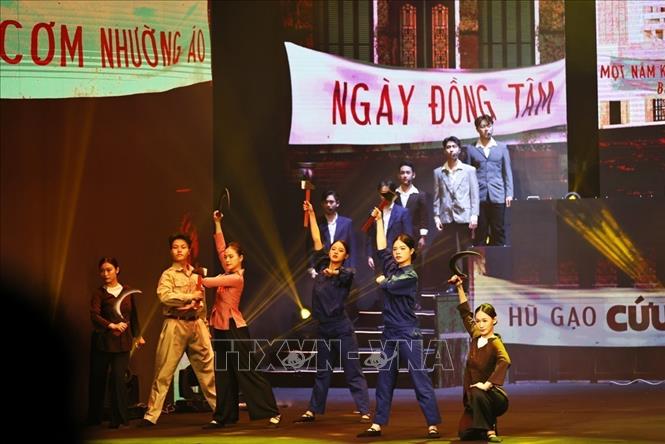 Các tiết mục ca ngợi Đảng quang vinh, Bác Hồ vĩ đại; lịch sử cách mạng hào hùng, thể hiện tinh thần quyết tâm của toàn Đảng, toàn quân, toàn dân đưa đất nước bước vào kỷ nguyên mới - kỷ nguyên vươn mình của dân tộc. Ảnh: Minh Đức – TTXVN