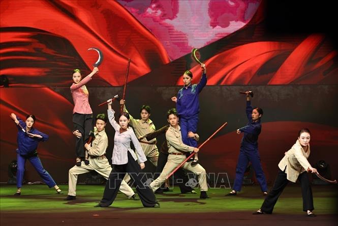 Các tiết mục ca ngợi Đảng quang vinh, Bác Hồ vĩ đại; lịch sử cách mạng hào hùng, thể hiện tinh thần quyết tâm của toàn Đảng, toàn quân, toàn dân đưa đất nước bước vào kỷ nguyên mới - kỷ nguyên vươn mình của dân tộc. Ảnh: Minh Đức – TTXVN