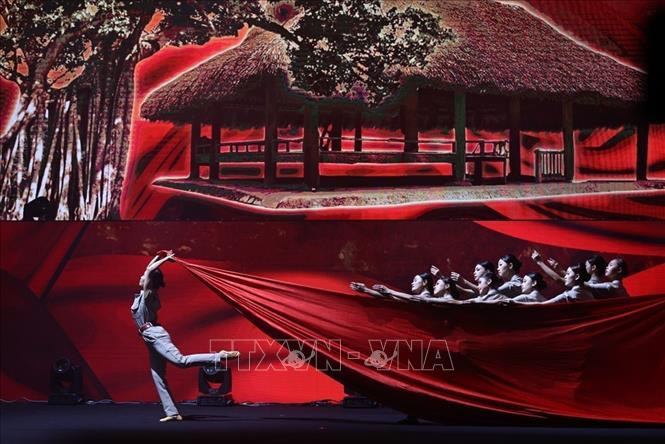 Các tiết mục ca ngợi Đảng quang vinh, Bác Hồ vĩ đại; lịch sử cách mạng hào hùng, thể hiện tinh thần quyết tâm của toàn Đảng, toàn quân, toàn dân đưa đất nước bước vào kỷ nguyên mới - kỷ nguyên vươn mình của dân tộc. Ảnh: Minh Đức – TTXVN