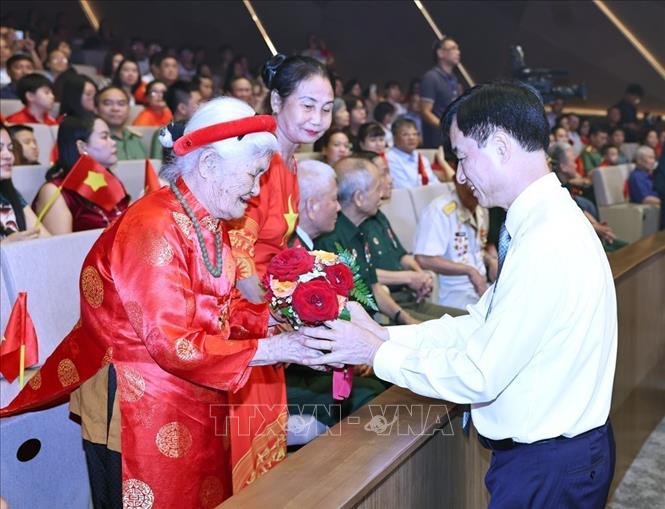Đồng chí Nguyễn Duy Ngọc, Ủy viên Bộ Chính trị, Bí thư Trung ương Đảng, Chủ nhiệm Ủy ban Kiểm tra Trung ương tặng hoa chúc mừng các Mẹ Việt Nam Anh hùng. Ảnh: Minh Đức – TTXVN