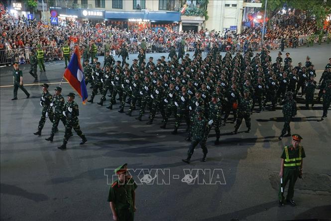 Khối Quân đội nhân dân Lào di chuyển qua khu vực Cửa Nam. Ảnh: Minh Quyết - TTXVN
