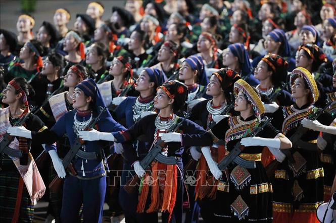 Khối nữ Dân quân các dân tộc Việt Nam tham gia tổng hợp luyện. Ảnh: Minh Quyết - TTXVN