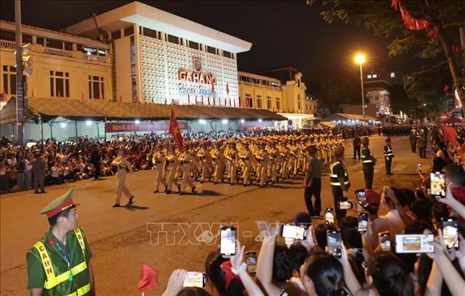 Khối nữ sĩ quan Cảnh sát giao thông di chuyển qua khu vực Ga Hà Nội. Ảnh: Trần Việt - TTXVN
