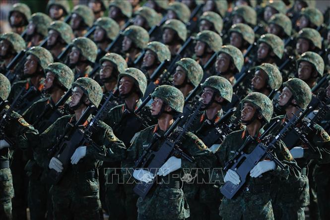 Các khối diễu binh, diễu hành di chuyển qua khu vực Cửa Nam. Ảnh: Minh Quyết - TTXVN