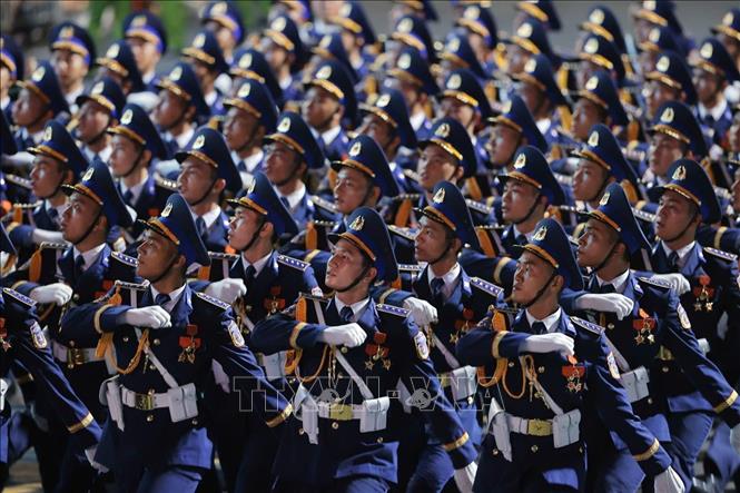 Khối sĩ quan Cảnh sát biển di chuyển qua khu vực Cửa Nam. Ảnh: Minh Quyết - TTXVN