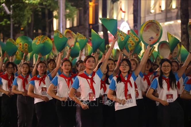 Khối báo chí diễu hành trên đường phố Hà Nội. Ảnh: Văn Điệp - TTXVN