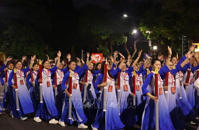 Các khối diễu hành trên đường phố Hà Nội. Ảnh: Văn Điệp - TTXVN